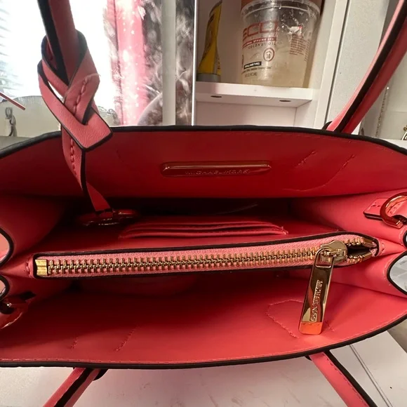 Micheal Kors Coral Pink hand bag - Picture 4 of 4
